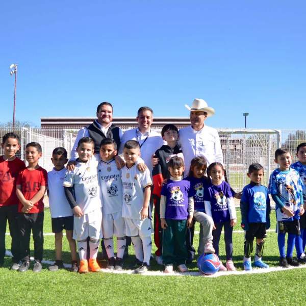 Niños de Sahuaripa reciben por parte del Gobernador cancha de futbol infantil